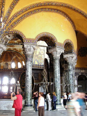 Mehrere verzierte Säulen in der Hagia Sophia