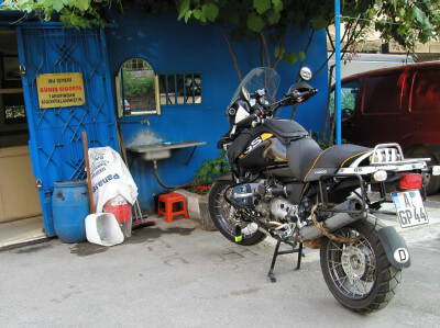 Motorrad steht vor der blauen Hütte eines beachten Parkplatzes in Istanbul