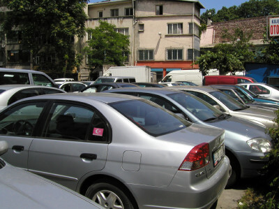 Autos stehen auf einem bewachten Parkplatz in Istanbul ohne Platz zwischen den Autos