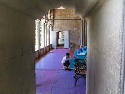 Eingang mit Säulen und Schuhablage in der Rüstem Pascha Moschee