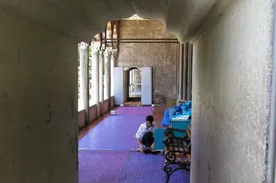 Rüstem Pascha Moschee Eingang mit Säulen und Schuhablage in der Rüstem Pascha Moschee