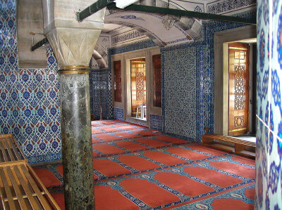 Innenraum mit rotem Teppich und blauen Fliesen mit Ornamenten in der Rüstem-Pascha-Moschee
