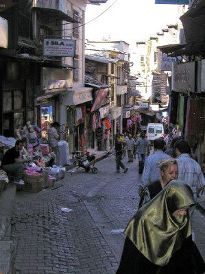 Blick entlang einer typischen Istanbuler Gasse