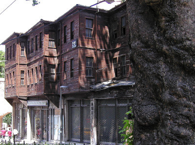 Drei dunkelbraune Holzbalkone an Häusern in Istanbul