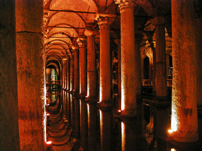 In rotes Licht getauchte Säulen der Yerebatan-Zisterne