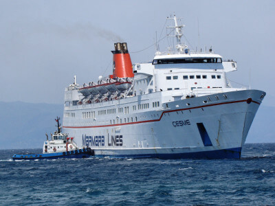 Die Fähre Cesme der Fährgesellschaft Marmara Lines fährt in Hafen ein
