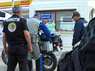 Ein Hafenpolizist bei der Suche nach Drogen beim Check-In in Cesme