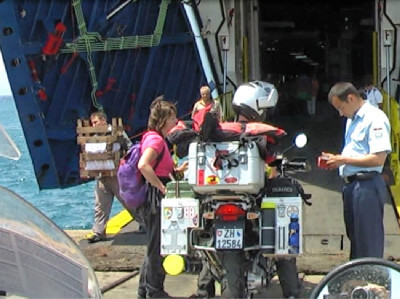 Motorrad kurz vor dem Befahren der Fähre der Marmara Lines bei der Passkontrolle