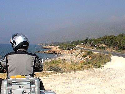 Motorrad steht am Parkplatz am Ufer der Mittelmeerküste in der Türkei