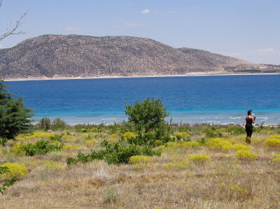 Blick auf den vor einem Berg liegenden tiefblauen See Salda Gölü