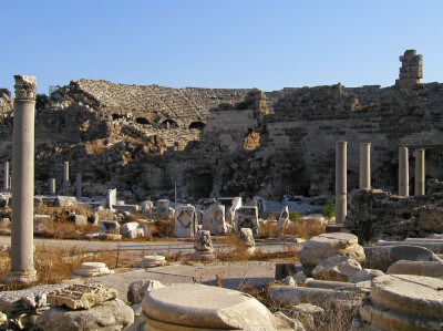 Reste von Säulen im ehemaligen Amphitheater im antiken Side