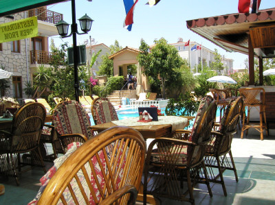 Restaurant und Pool im Apart Hotel Nar in Side