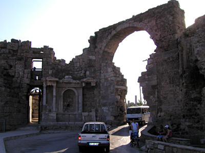 Torbogen mit Auto am Eingang zu der antiken Stadt Side