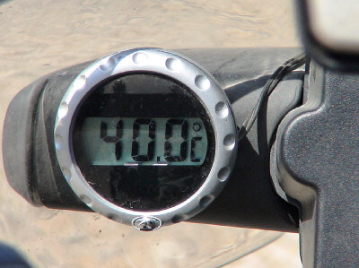 Motorradthermometer mit der Anzeige 40 Grad