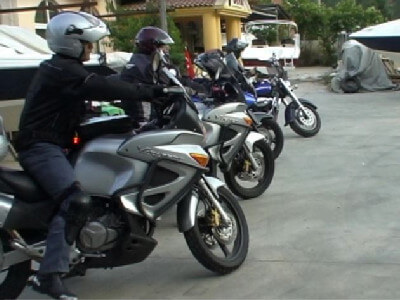 Motorradgruppe steht an der Straßenseite