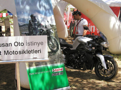 Motorrad vor Zelt beim Motorradtreffen Marmok