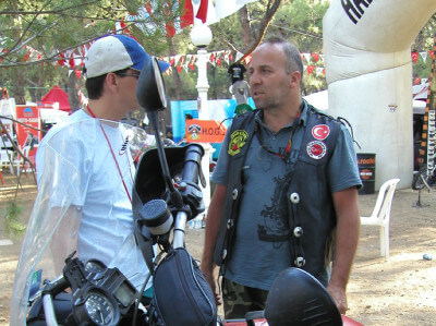 Zweim Männer unterhalten sich auf dem Motorradtreffen in Resadiye