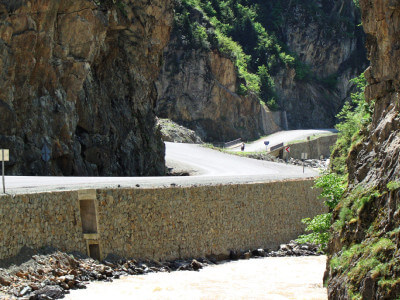 Die Auffahrt zum Soganli-Pass führt durch eine enge Schlucht mit Fluß