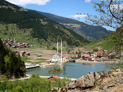 Panoramablick auf das Dorf Uzungöl mit einer Moschee in der Mitte