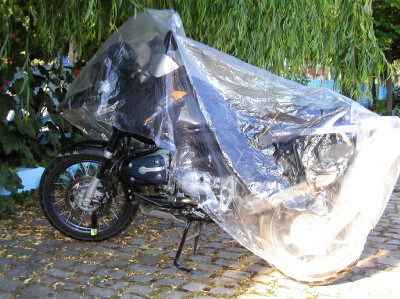 Motorrad zugedeckt mit einer Plastikplane in der Unterkunft in Inebolu