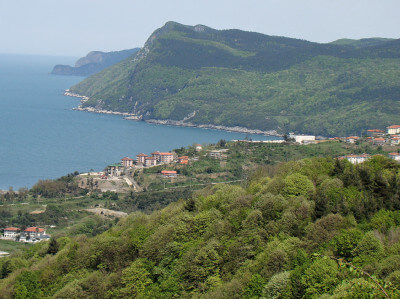 Blick auf oben auf Dörfer und Buchten an der Schwarzmeerküste