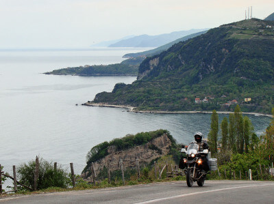 Motorrad fährt auf interessanter Strecke entlang der Schwarzmeerküste