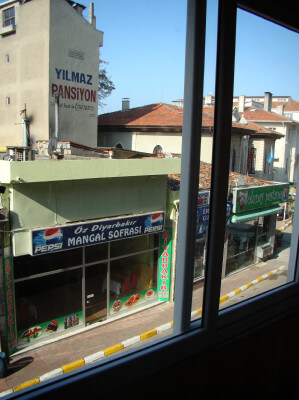 Blick aus dem Fenster auf Straße in Sinop