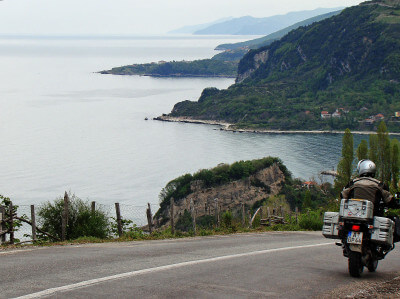 Motorrad fährt auf Küstenstraße vom schwarzen Meer Richtung Sinop