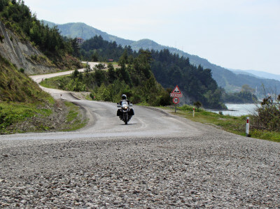 Motorrad auf Straße entlang der Schwarzmeerküste