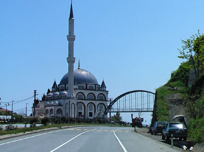 Blick auf die an einer Straße liegende Moschee in Ordu