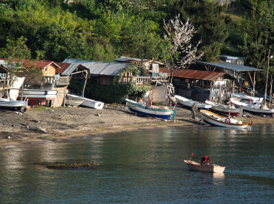 Strand von Ordu mit Booten und Fischerhütten