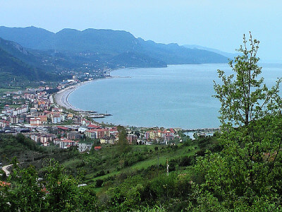 Panoramablick auf Sinop direkt am Meer in einer Bucht