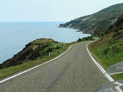 Uferstraße mit Panoramablick auf die Schwarzmeerküste in der Nähe von Sinop