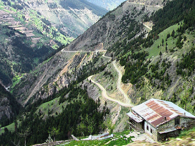 Bergige Landschaft mit Hütte am Soganli-Pass