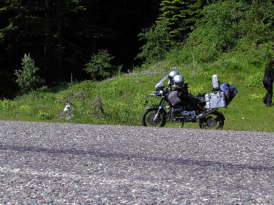 Motorrad steht am Straßenrand bei einer Pause auf dem Weg zur Schwarzmeerküste