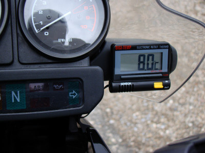 Thermometer am Motorrad zeigt 8 Grad