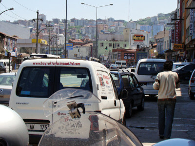 Dichter Straßenverkehr in Trabzon