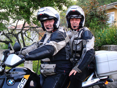 Zwei Personen auf einem Motorrad in Zonguldak
