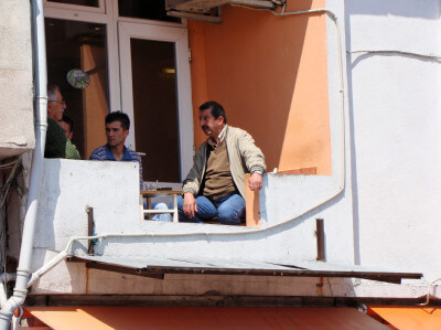 Männer unterhalten sich auf Balkon in Amasra