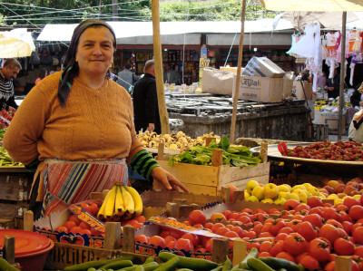 Marktfrau hinter ihrem Stand mit Tomaten in Zonguldak