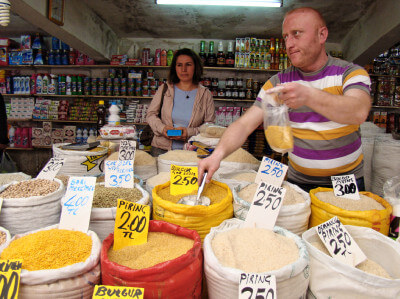 Mann verkauft Gewürze im Markt von Zonguldak