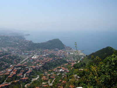 Panoramablick auf das Meer über die Dächer von Zonguldak