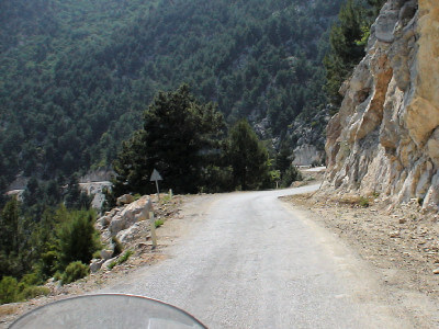 Unbefestigte Straße mir Felswänden rechts im Taurusgebirge