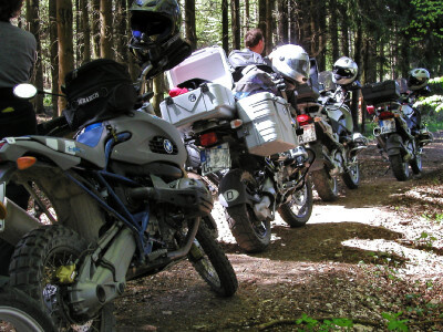 Mehrere Motorräder bei einer Pause im Wald