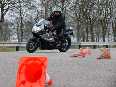 Motorrad zwischen Pilonen bei einem Sicherheitstraining / Schräglagentraining