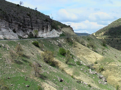 Straße führt am Berghang entlang in der Nähe von Eskesehir
