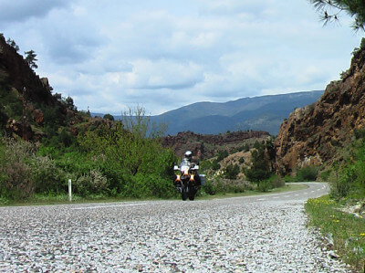 Motorrad fährt auf Straße im westanatolischen Binnenland