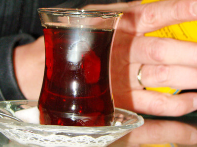 Glas mit türkischem schwarzen Tee