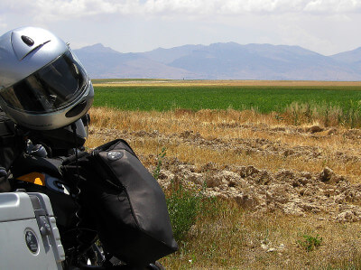 Blick über Motorradkoffer auf die endlose Weite auf Berge in Zentralanatolien