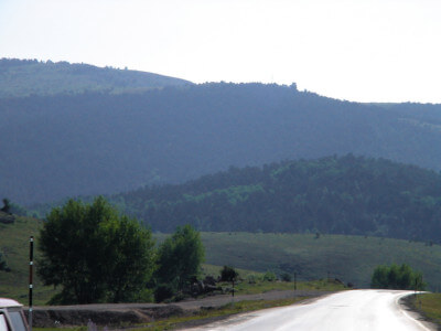 Straße zwischen bewaldeten Hügeln in Zentralanatolien